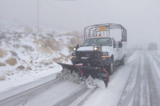عاجل | ثلوج على قمم الطفيلة وتحذيرات من الانجماد مع تعمّق المنخفض الجوي