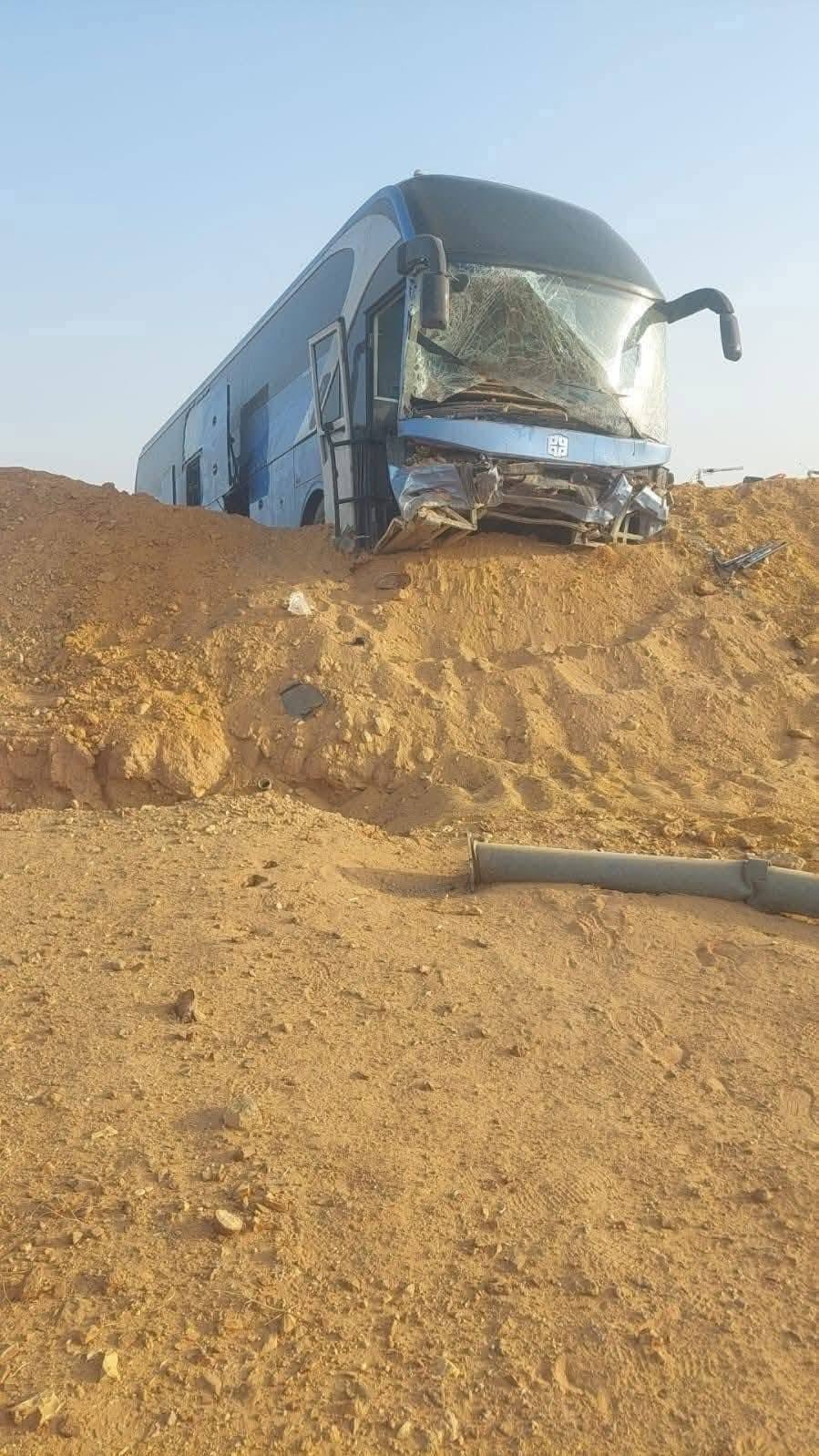 عاجل | انقلاب باص معتمرين أردنيين على الطريق الصحراوي في السعودية