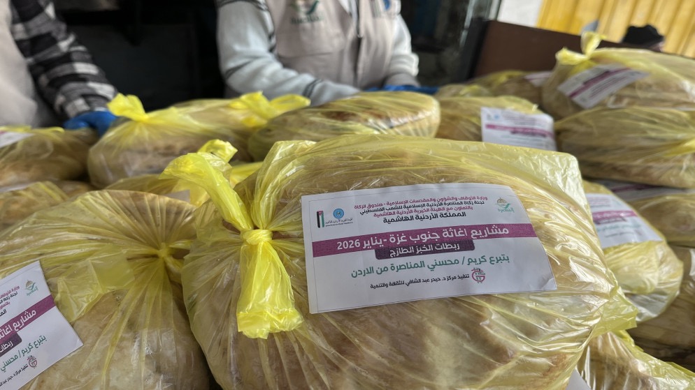صورة حول : الهيئة الخيرية الأردنية توزع الخبز في غزة الهيئة الخيرية الأردنية توزع الخبز في غزة