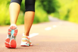 هل المشي اليومي كافٍ لتحسين الصحة دون تمارين مكثفة؟