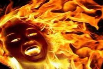 زوج يحرق زوجته بالأسيد ويسلم نفسه .. لهذا السبب