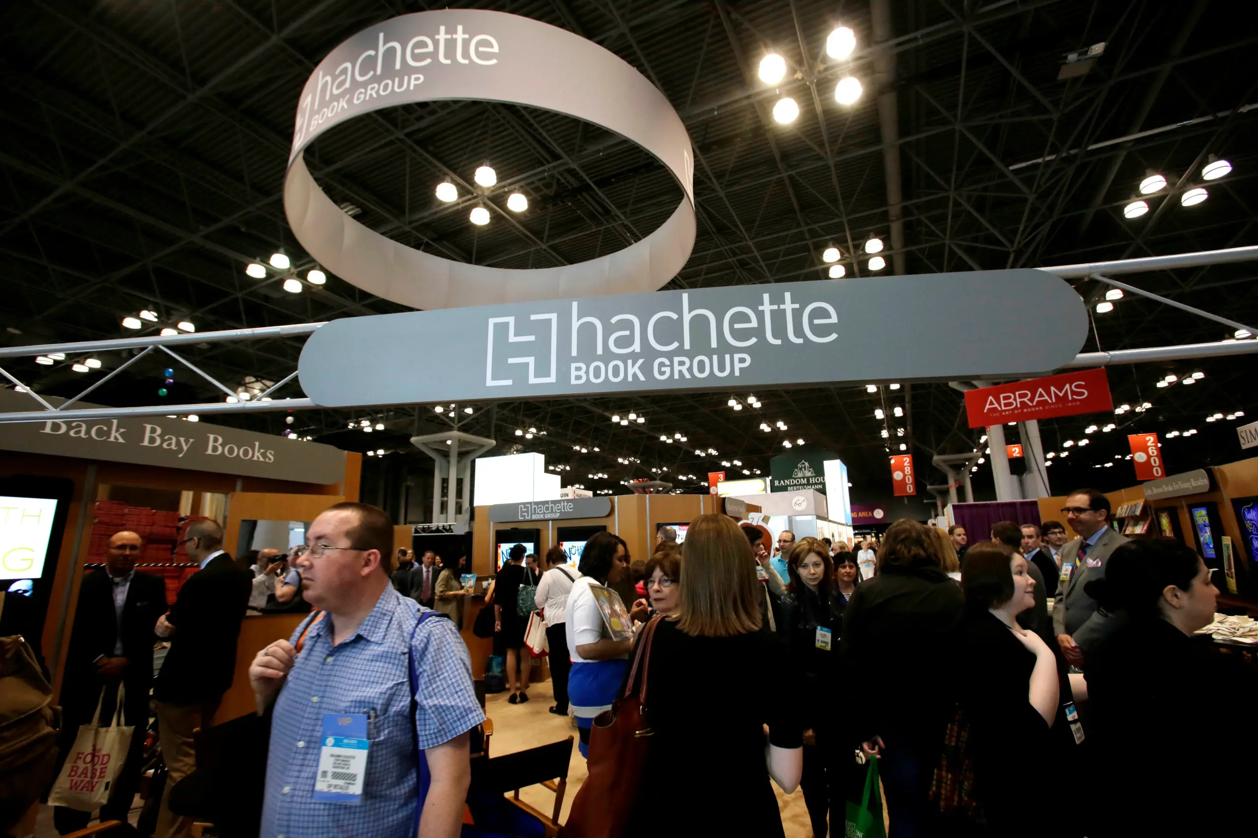 سحب كتب مدرسية في فرنسا بعد جدل "المستوطنين" يصل إلى الإليزيه