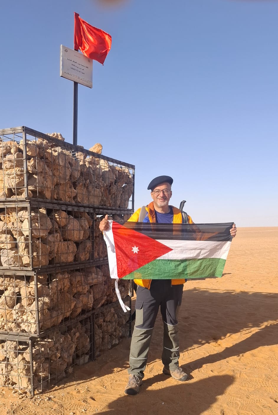 رحالة أردني يرفع علم المملكة في درب زبيدة بالسعودية