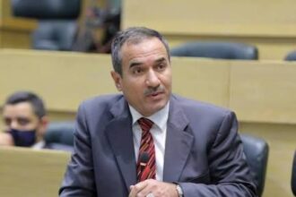 النسور ينتقد نوابًا تحت القبة ويتحدث عن فواتير الكهرباء