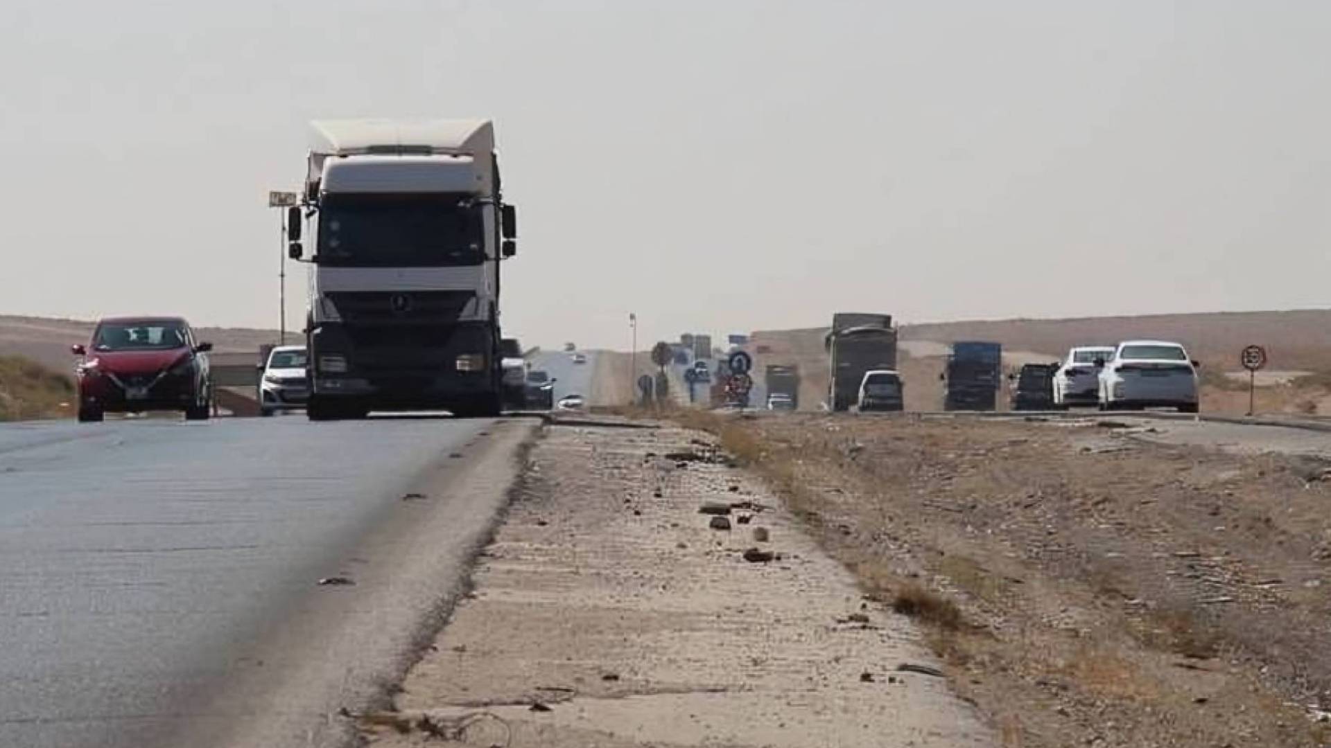 تباطؤ مروري على أوتوستراد الزرقاء–المفرق إثر تصادم ثلاث مركبات