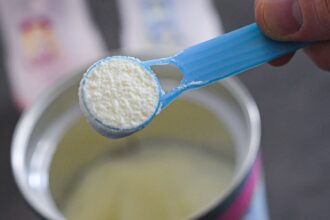 الغذاء والدواء تكشف سبب سحب تشغيلات حليب الأطفال