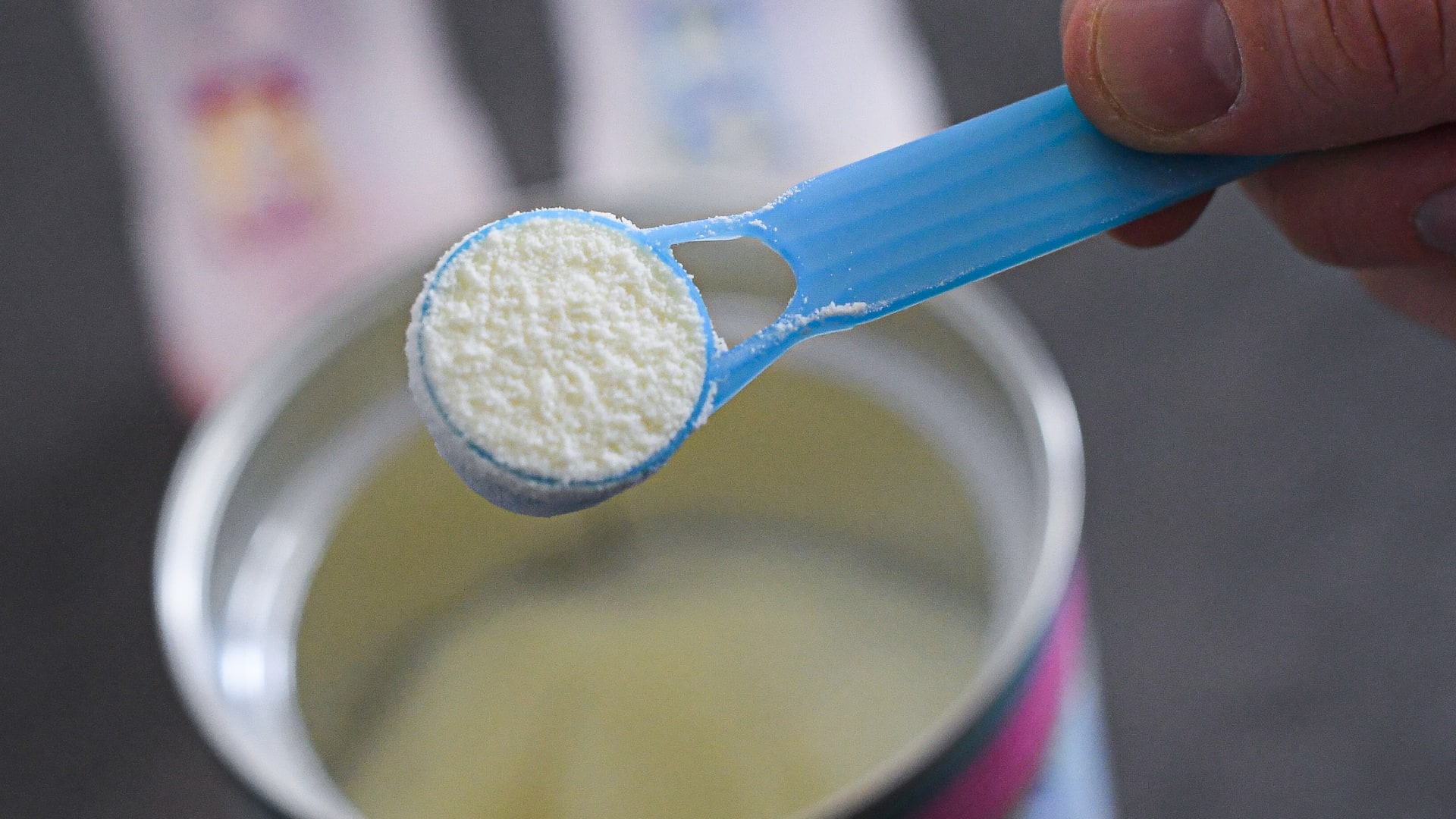 الغذاء والدواء تكشف سبب سحب تشغيلات حليب الأطفال