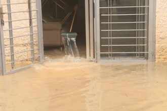 مياه الأمطار تداهم منزلاً في ضاحية النخيل