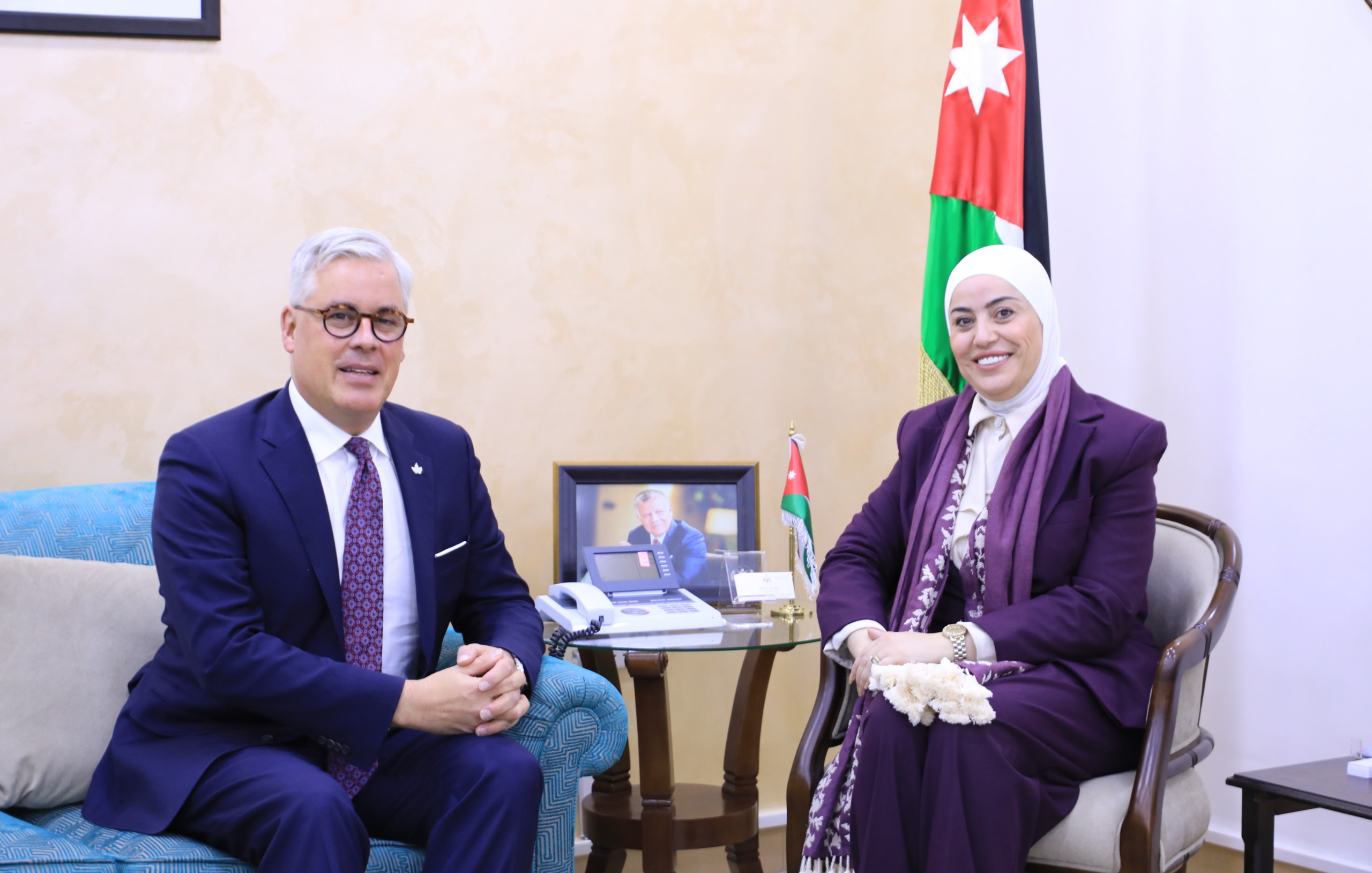 صورة حول : وزيرة التنمية الاجتماعية تبحث التعاون مع السفير الكندي في عمان وزيرة التنمية الاجتماعية تبحث التعاون مع السفير الكندي في عمان