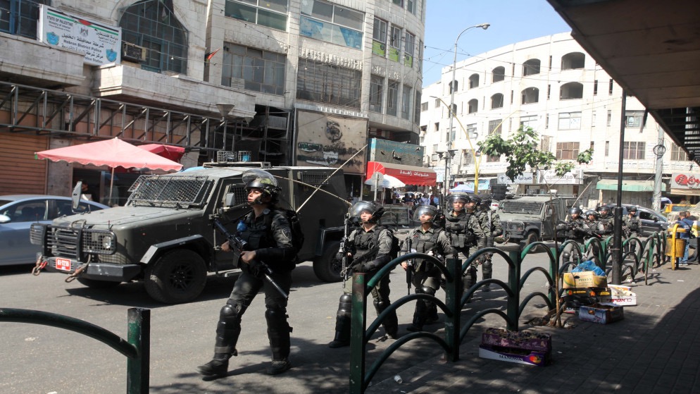 صورة حول : الاحتلال يغلق باب الزاوية لتأمين اقتحام مستوطنين في الخليل الاحتلال يغلق باب الزاوية لتأمين اقتحام مستوطنين في الخليل