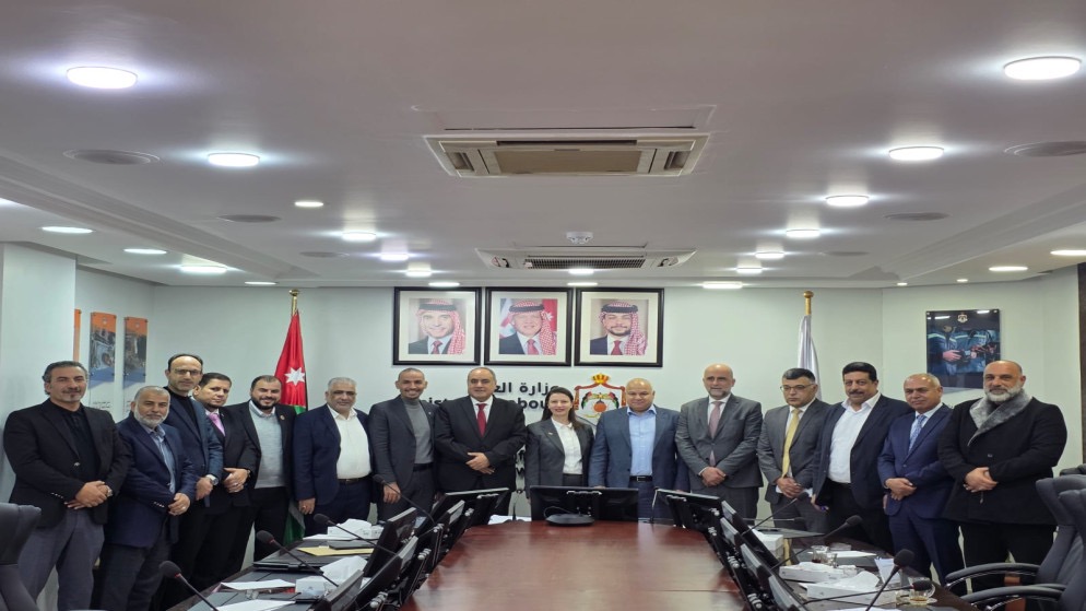 صورة حول : 5 عقود جماعية لتحسين أوضاع 2800 عامل بقطاع الكهرباء 5 عقود جماعية لتحسين أوضاع 2800 عامل بقطاع الكهرباء