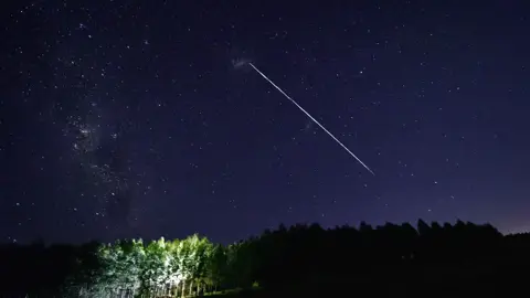 صورة حول : ترخيص أميركي لتوسيع أقمار ستارلينك يثير تحذيرات علمية من ازدحام الفضاء ترخيص أميركي لتوسيع أقمار ستارلينك يثير تحذيرات علمية من ازدحام الفضاء