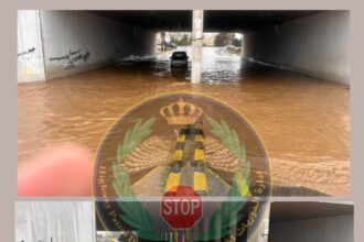 تجمع مائي يحاصر مركبة في نفق القسطل