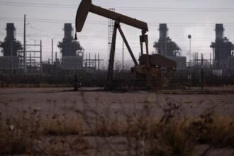 تراجع أسعار النفط مع ترقب زيادة إنتاج فنزويلا بعد إطاحة مادورو