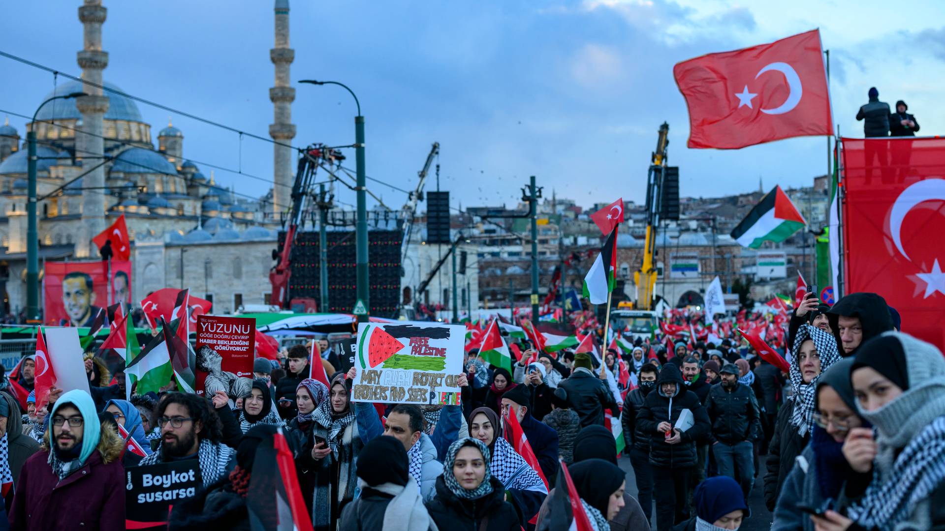آلاف الأتراك يسيرون فجراً نحو جسر غالاطة تضامنًا مع فلسطين في مستهل عام 2026