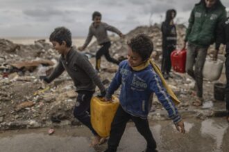 منظمات دولية تحذر: إجراءات إسرائيل قد توقف العمل الإنساني في غزة