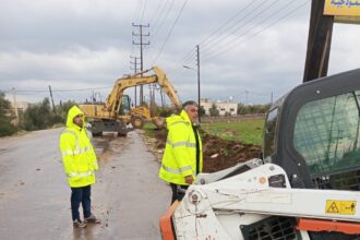 بلدية الطيبة تواصل جهودها الميدانية لمواجهة المنخفض الجوي