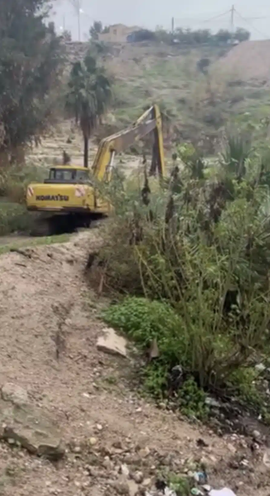 الدفاع المدني يتدخل لسحب مياه الأمطار من مركز صحي في الأغوار الشمالية