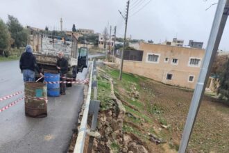 بلدية ذيبان تضع إشارات تحذيرية بعد انهيارات تهدد السلامة العامة بشارع قرب مديرية التنمية الاجتماعية