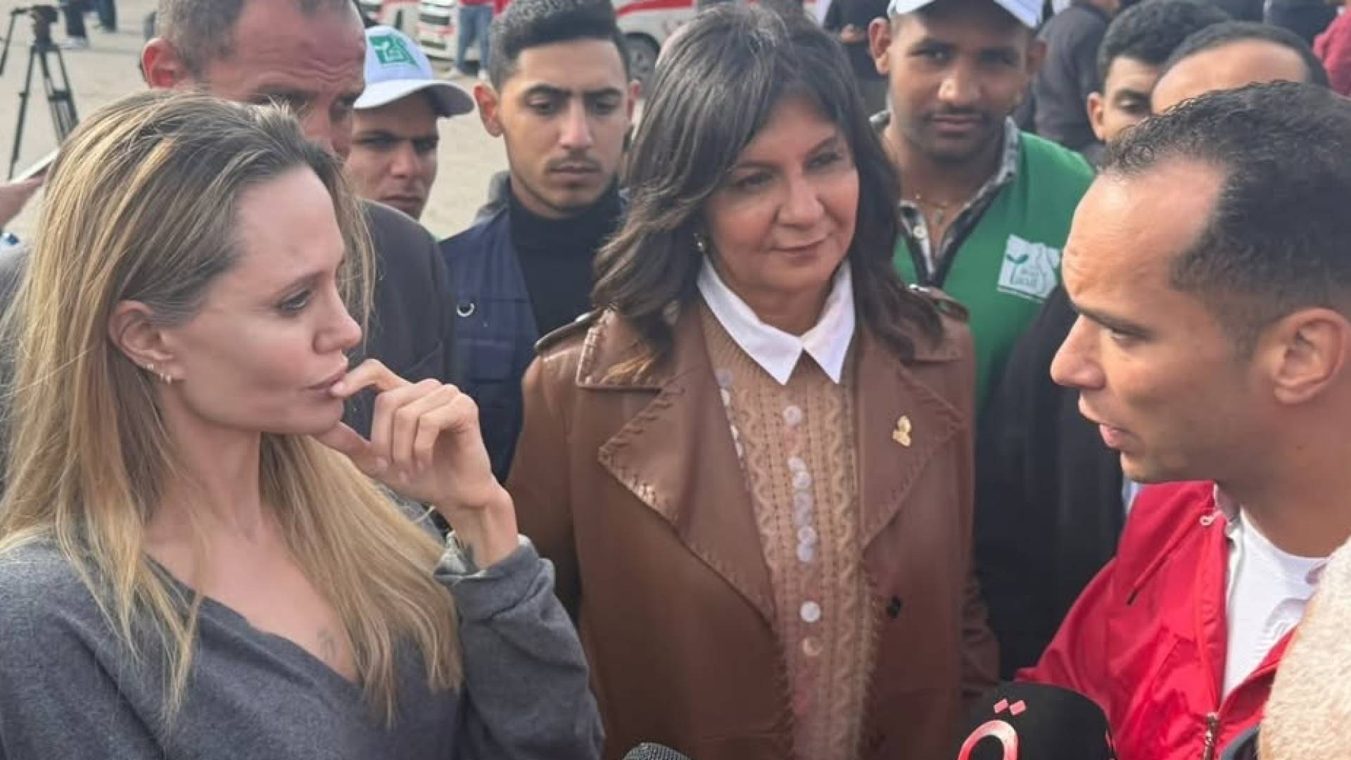 أنجلينا جولي في معبر رفح: تضامن وإنسانية على أرض مصر لدعم الفلسطينيين