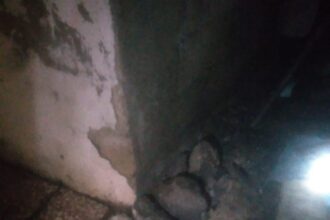 بلدية إربد الكبرى تفتح قناة تصريف مياه في حي التركمان بعد إغلاقها عمداً