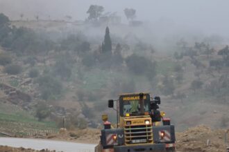 أشغال الكرك تعالج انجرافات على طريق العبدلية–الرسيس وتعيد الحركة المرورية