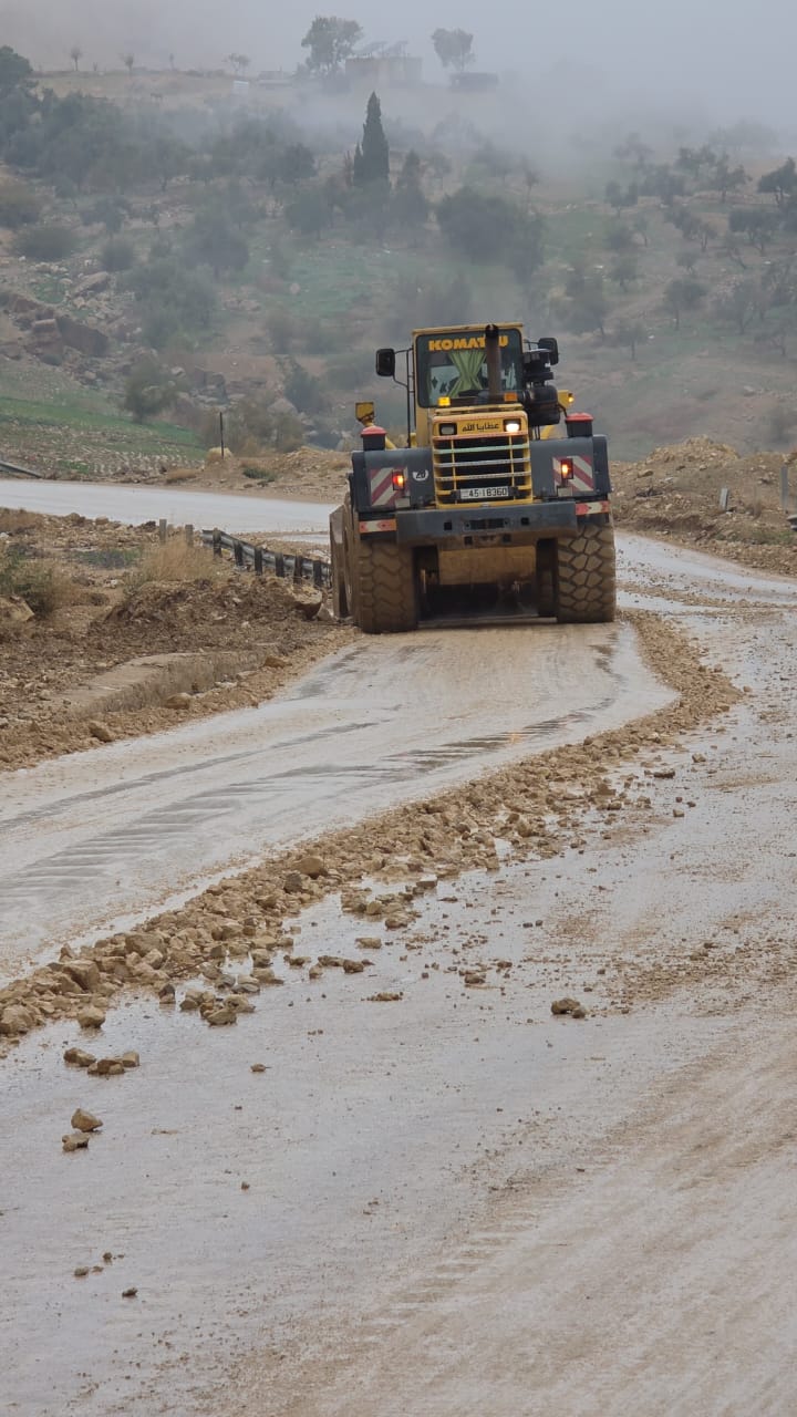 أشغال الكرك تعالج انجرافات على طريق العبدلية–الرسيس وتعيد الحركة المرورية