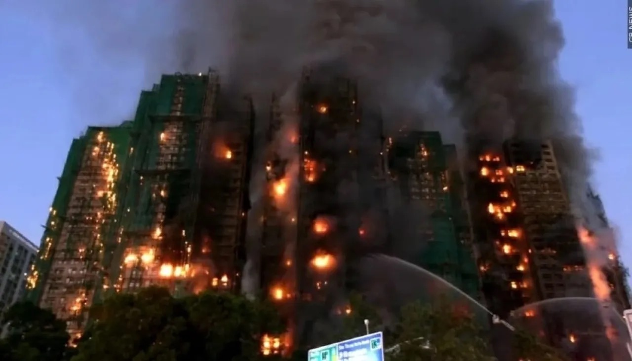 صورة حول : ماس كهربائي في شاحن هاتف يسبب حريقًا في شقة بهونغ كونغ وإصابة أربعة أشخاص ماس كهربائي في شاحن هاتف يسبب حريقًا في شقة بهونغ كونغ وإصابة أربعة أشخاص