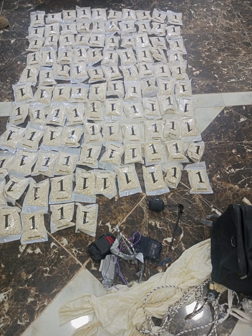 إحباط أربع محاولات تهريب مخدرات عبر بالونات موجّهة