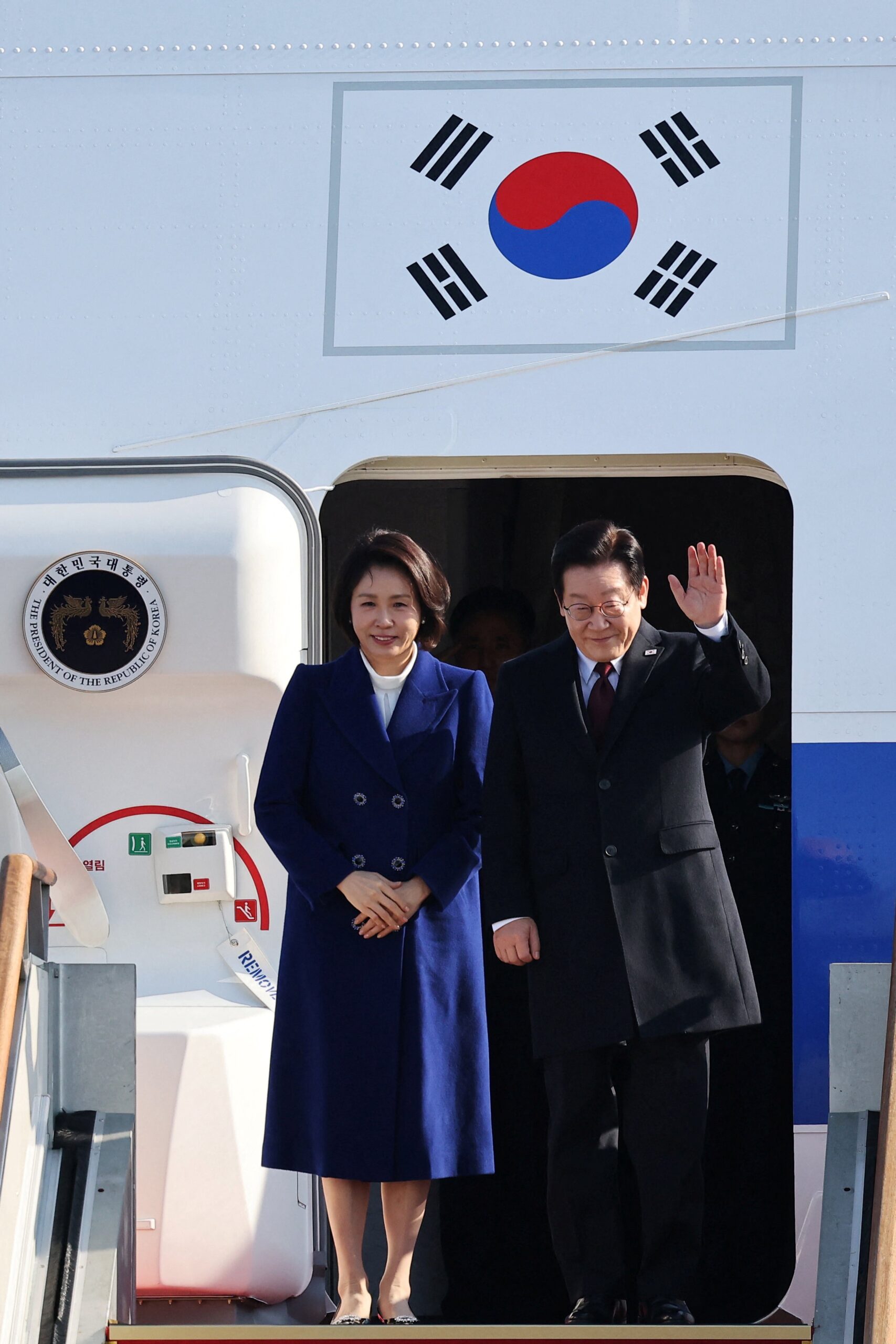 صورة حول : الرئيس الكوري الجنوبي يصل بكين في زيارة رسمية لتعزيز التعاون الاقتصادي والأمني الرئيس الكوري الجنوبي يصل بكين في زيارة رسمية لتعزيز التعاون الاقتصادي والأمني