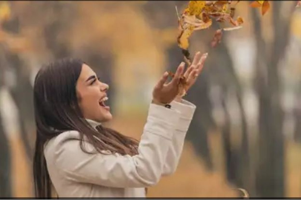 صورة حول : علم النفس الإيجابي: كيف تعزز السعادة وسط الأزمات والضغوط اليومية علم النفس الإيجابي: كيف تعزز السعادة وسط الأزمات والضغوط اليومية