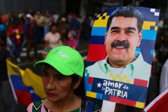 مادورو يحذر من "انحدار الديمقراطية الغربية" قبل ساعات من العملية الأمريكية ضده
