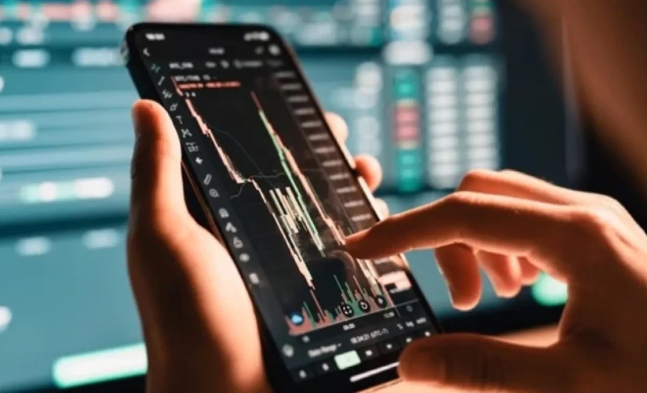 محكمة أبوظبي تلزم شخصًا بدفع 446 ألف درهم بعد استيلائه على أموال عبر منصة استثمار وهمية