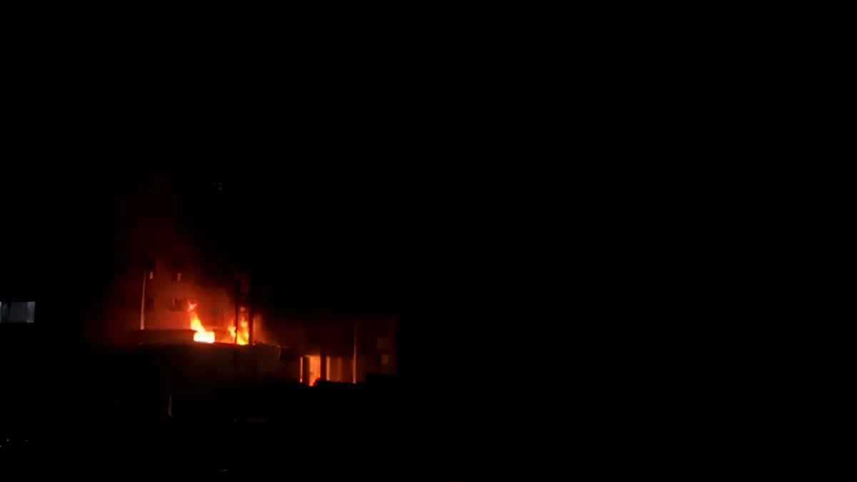 غارات إسرائيلية عنيفة تضرب مناطق داخل “الخط الأصفر” شرق جباليا شمال قطاع غزة