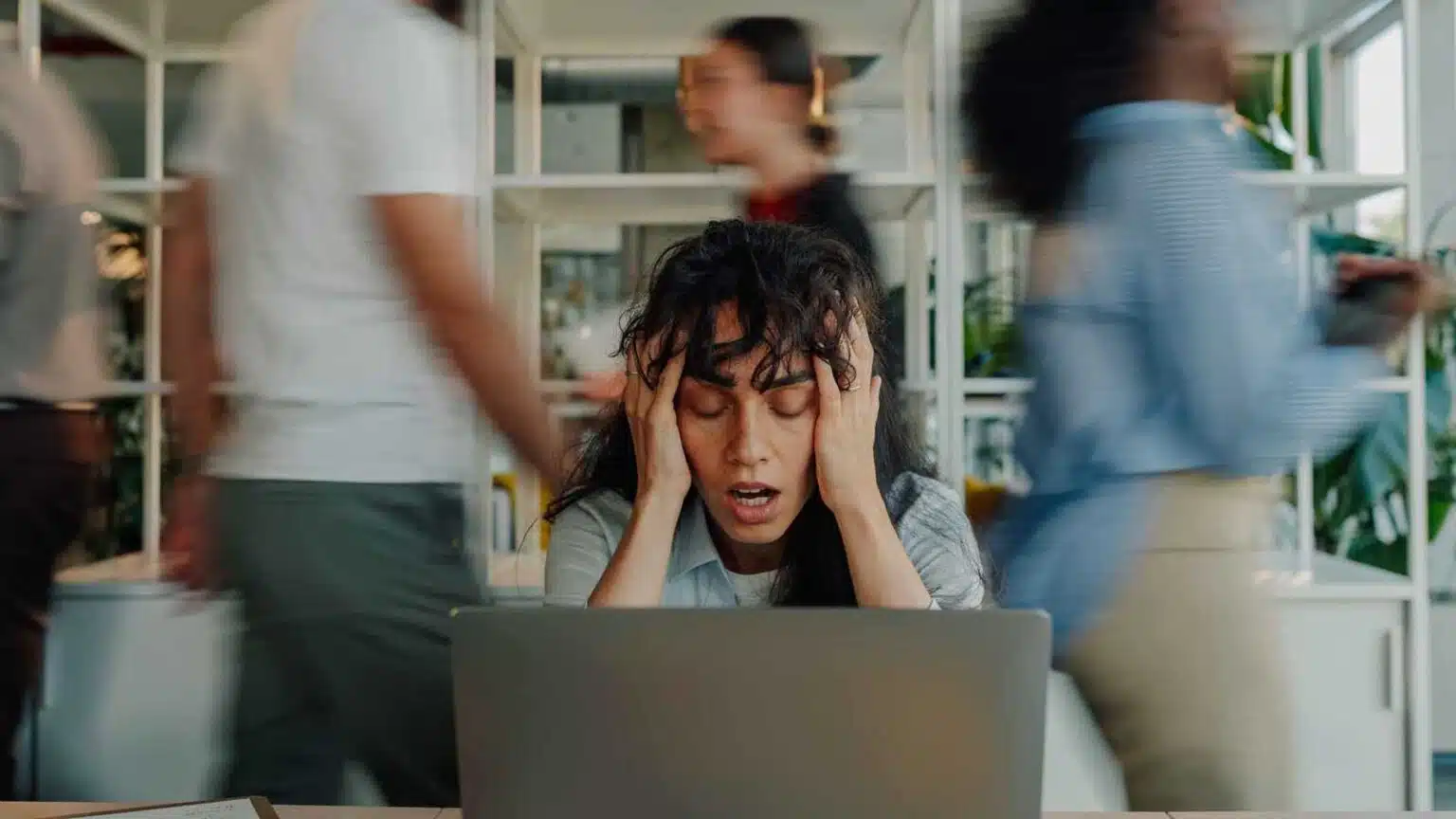 صورة حول : كيف تتجنب الإرهاق الوظيفي في بداية مسارك المهني كيف تتجنب الإرهاق الوظيفي في بداية مسارك المهني