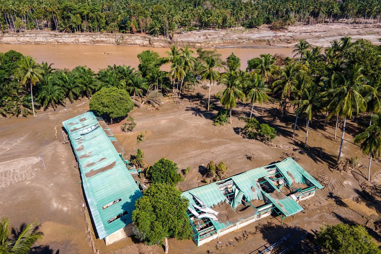 صورة حول : سيول وانهيارات أرضية في شمال سولاويسي بإندونيسيا تقتل 14 شخصًا وتخلف 18 جريحًا سيول وانهيارات أرضية في شمال سولاويسي بإندونيسيا تقتل 14 شخصًا وتخلف 18 جريحًا