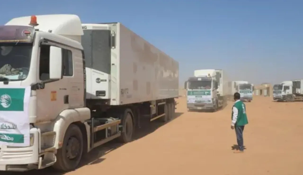 صورة حول : وصول 20 شاحنة إغاثية من مركز الملك سلمان إلى مديرية العبر بحضرموت وصول 20 شاحنة إغاثية من مركز الملك سلمان إلى مديرية العبر بحضرموت