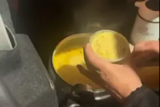 سيدة في الكرك تهدي وجبة شعبية لكوادر البلدية تقديرًا لجهودهم خلال الظروف الجوية الصعبة