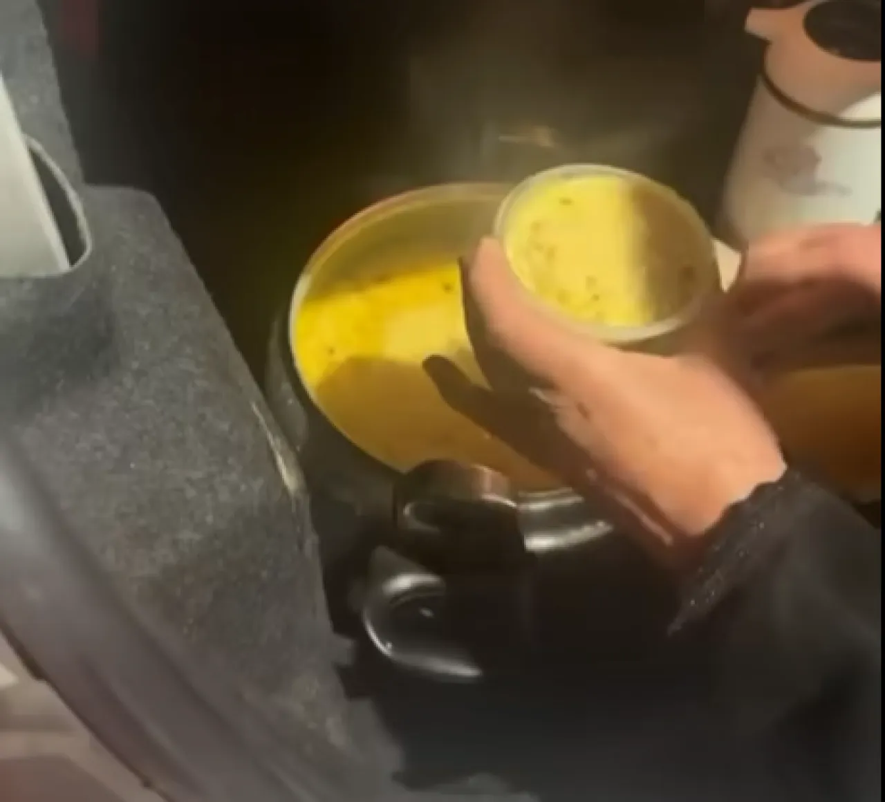 سيدة في الكرك تهدي وجبة شعبية لكوادر البلدية تقديرًا لجهودهم خلال الظروف الجوية الصعبة