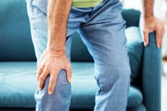 طقطقة الركبة بين الطبيعي والمرضي.. متى تكون جرس إنذار لمشكلة صحية؟