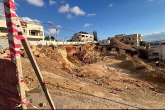 بلدية جرش تُغلق طريق الجبل الأخضر احترازيًا بعد انهيار حفريات إنشائية