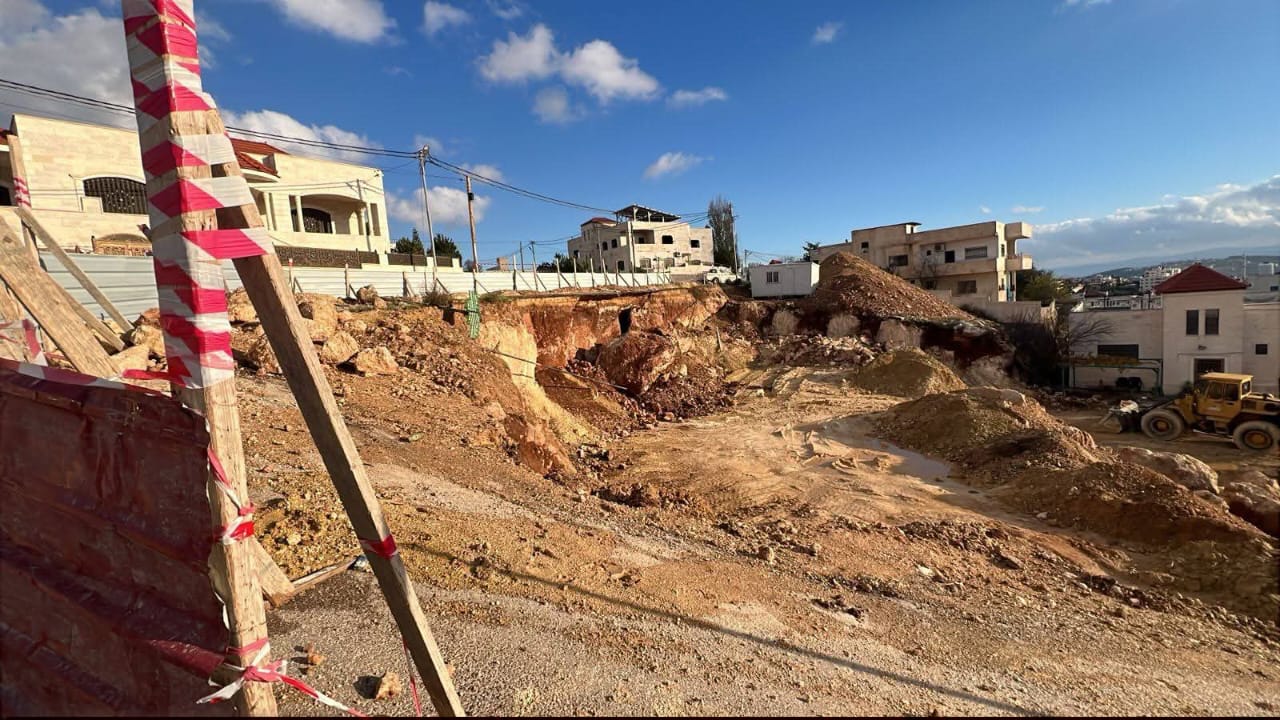 بلدية جرش تُغلق طريق الجبل الأخضر احترازيًا بعد انهيار حفريات إنشائية