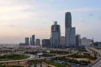 السعودية تعتمد خطة اقتراض 2026 لتغطية العجز وسداد الدين بـ217 مليار ريال