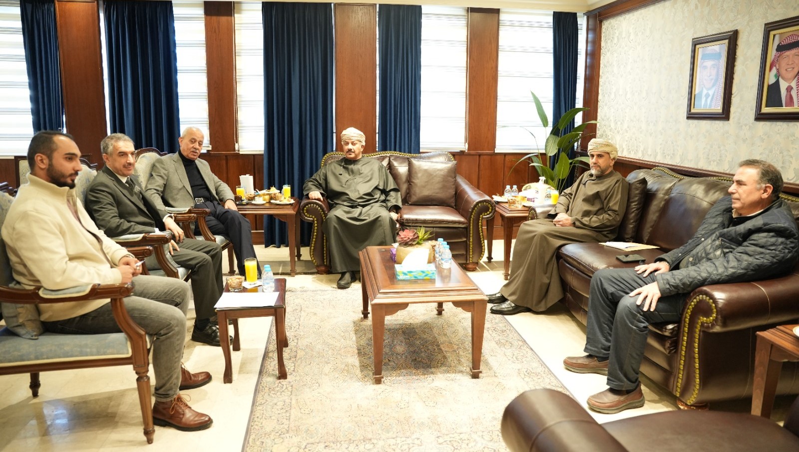 صورة حول : الأردن وعمان تتفقان على تطوير التعاون الصناعي والتبادل التجاري الأردن وعمان تتفقان على تطوير التعاون الصناعي والتبادل التجاري