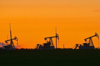 النفط يرتفع بدعم من تراجع المخزونات الأميركية وترقّب تطورات فنزويلا