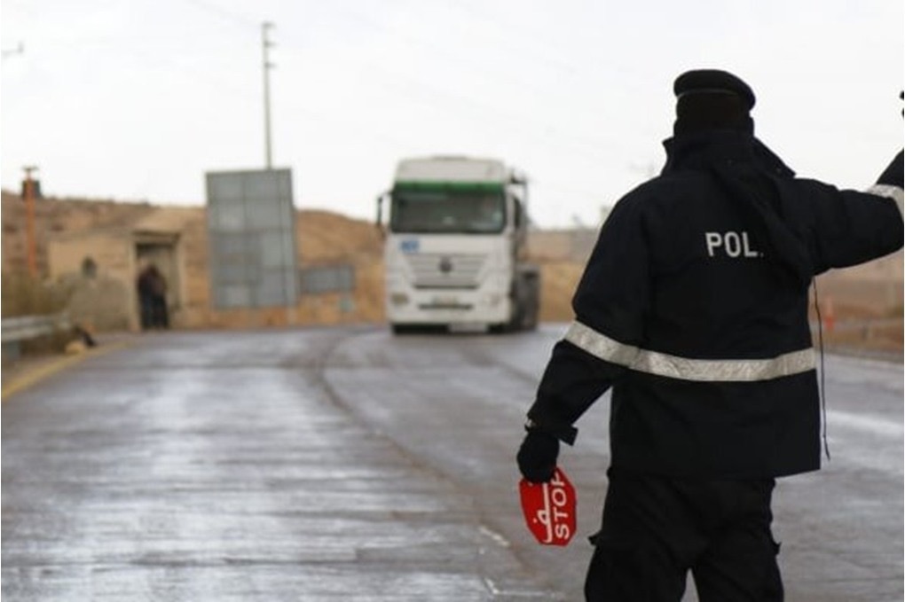 صورة حول : تدهور شاحنة فوسفات وإصابتان في رأس النقب وتحويل مؤقت للسير تدهور شاحنة فوسفات وإصابتان في رأس النقب وتحويل مؤقت للسير