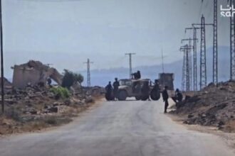 إسرائيل تعتقل 4 شبان وترفع علمها على تل في القنيطرة خلال توغلات في الجنوب السوري