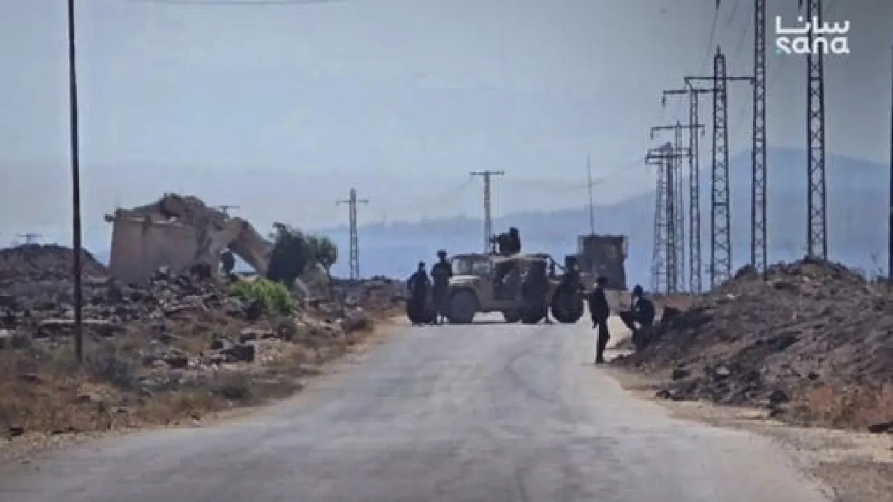 إسرائيل تعتقل 4 شبان وترفع علمها على تل في القنيطرة خلال توغلات في الجنوب السوري