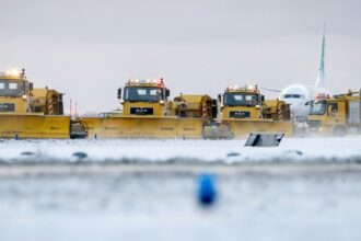 موجة برد قارس تعطل السفر في بريطانيا وفرنسا وهولندا وتلغي مئات الرحلات