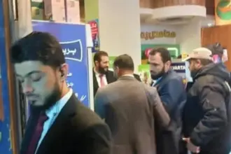 الشرع يتجول في المزة بعد شائعات إطلاق النار بالقصر الرئاسي